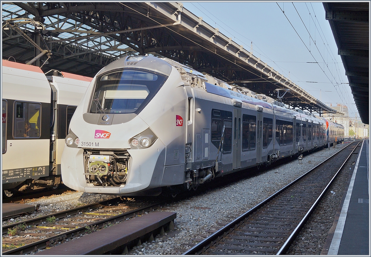 The SNCF Z 31501 M (Coradia Polyvalent régional tricourant) by test runs in Lausanne.

01.05.2019