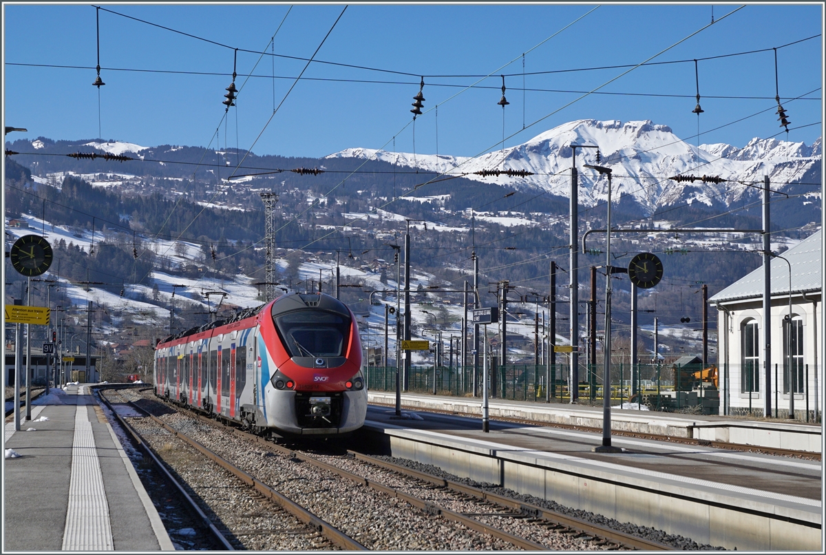 The SNCF Z 31525 M Coradia Polyvalent régional tricourant is leaving St Gervais Les Bains Le Fayet.

14.02.2023