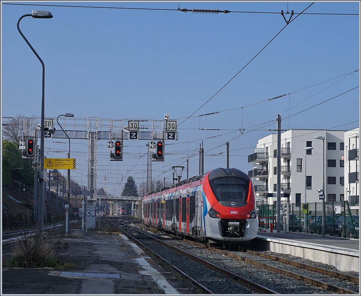 The SNCF Z 31527 M (Coradia Polyvalent régional tricourant) is leaving the Evian Station. 

08.02.2020