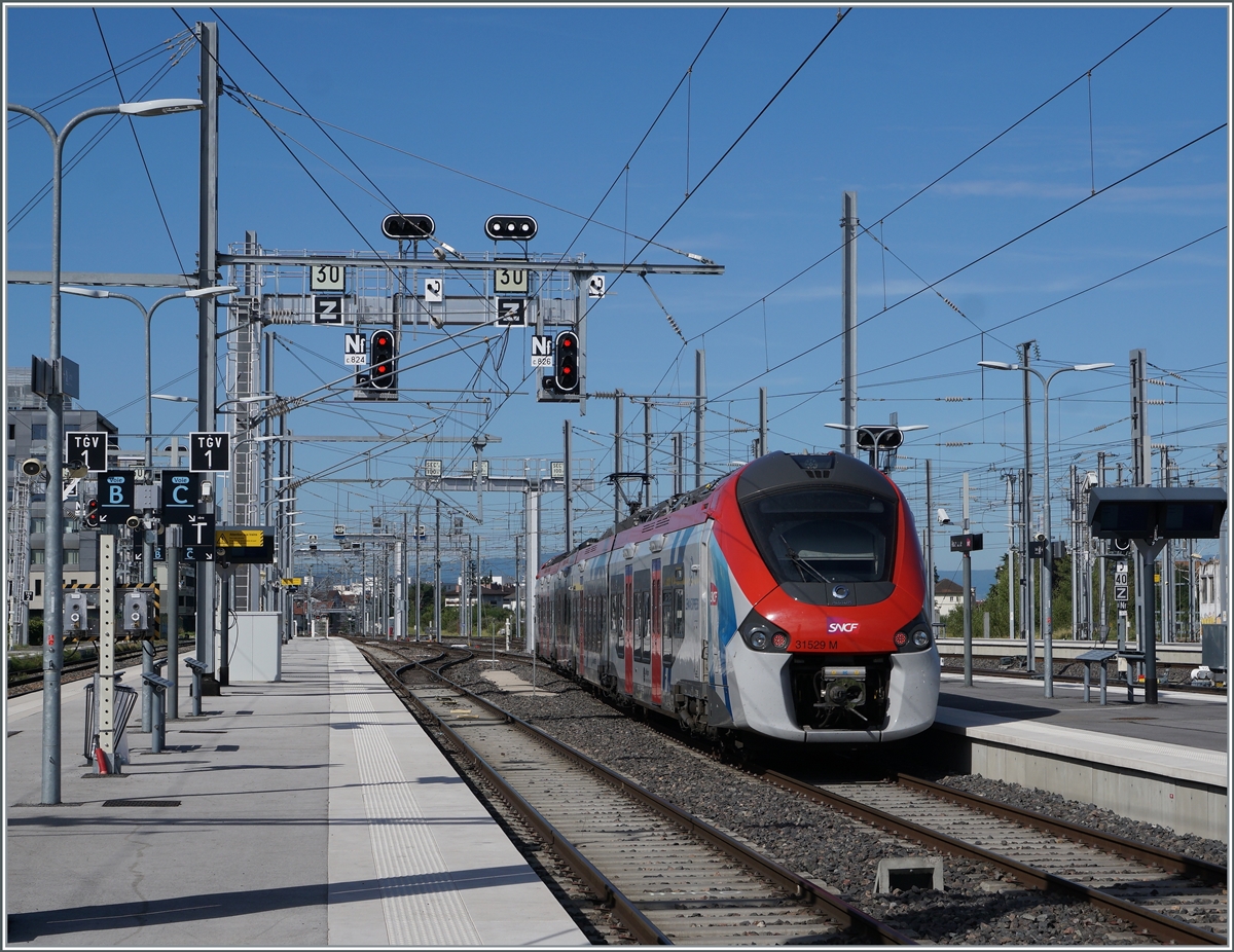 The SNCF Z 315290 (Coradia Polyvalent régional tricourant) Léman Express in Annemasse. 

12.07.2022