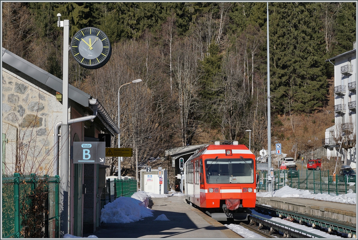 The SNCF Z 800 003 (94 87 0000 806-3), operating as TER 18959 from Les Houches to Vallorcine, leaves at Montroc-le-Planet. The tunnel in the background can also be used by cars when the pass road is closed, although rail traffic will then be restricted.

December 26, 2025