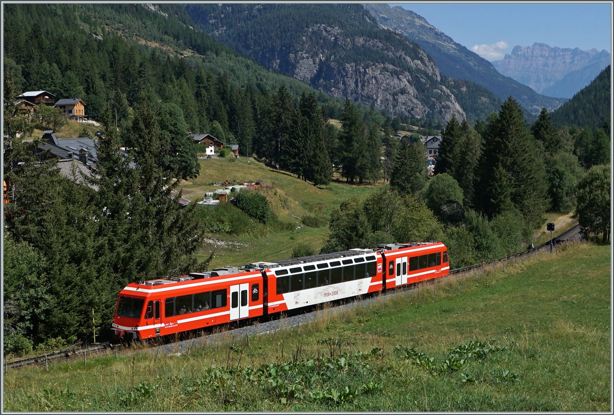 The SNCF Z 850 051 on the way to Les Houches by Vallorcine.

01.08.2022