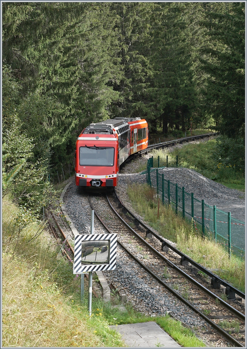 The SNCF Z 850 52 ((94 87 0001 852-6 F-SNCF) by La Joux on the way to Vallorcine.

25.08.2020