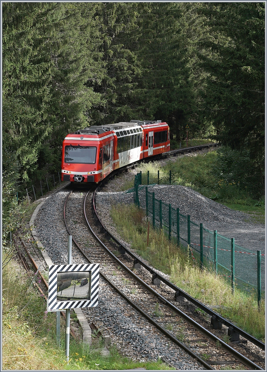 The SNCF Z 850 52 (94 87 0001 852-6 F-SNCF) by La Joux on the way to Vallorcine. 

25.08.2020