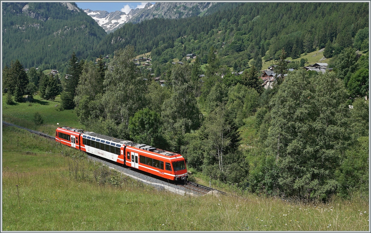 The SNCF ZRx 1853 is the TER on the way form St Gervais Les Bains Le Fayette to Vallorcine near Vallorcine. 

20.07.2021