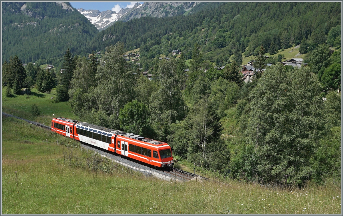 The SNCF ZRx 1853 is the TER on the way form St Gervais Les Bains Le Fayette to Vallorcine near Vallorcine. 

20.07.2021