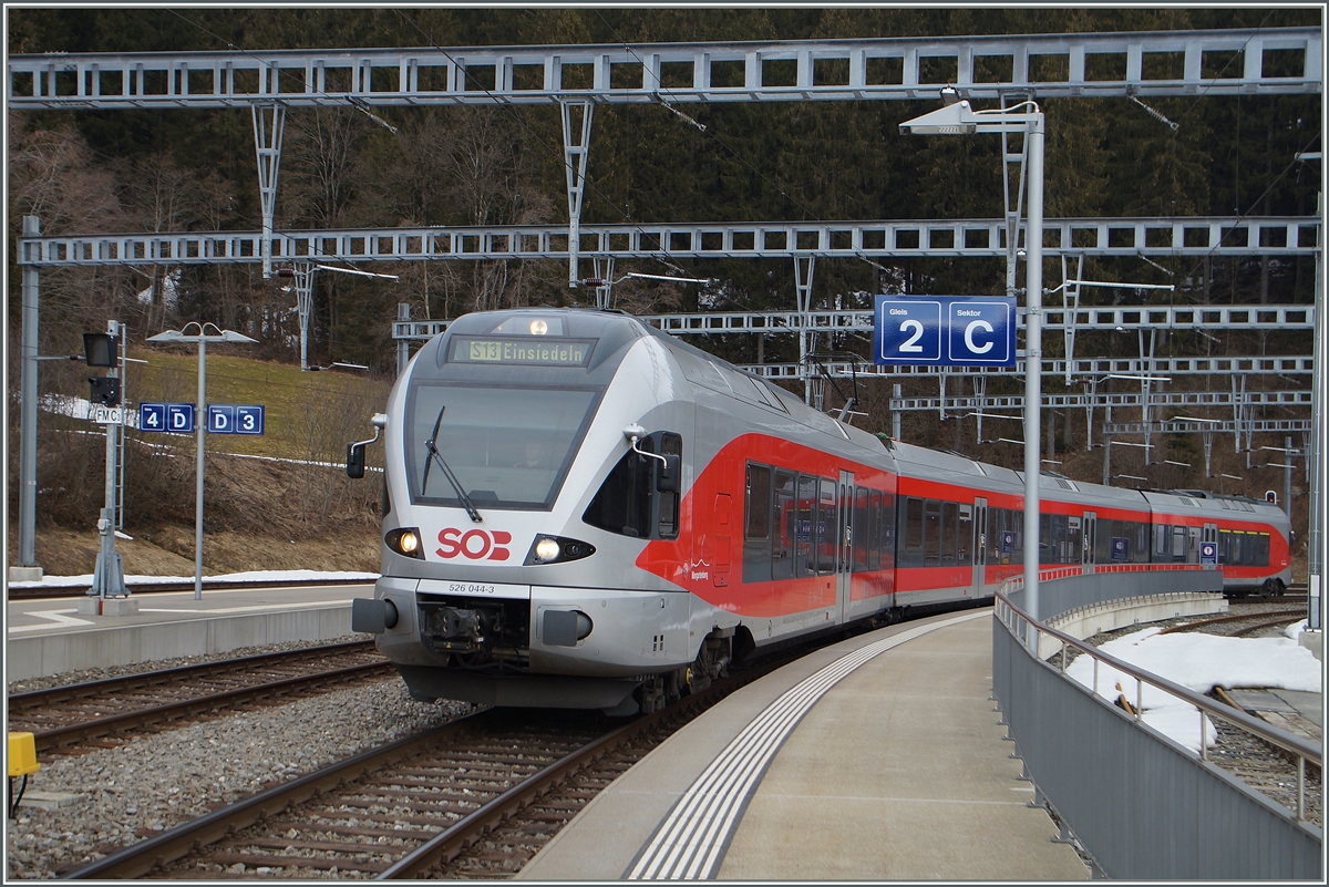 The SOB 526 044-3 is arriving at Biberbrugg.
17.03.2015