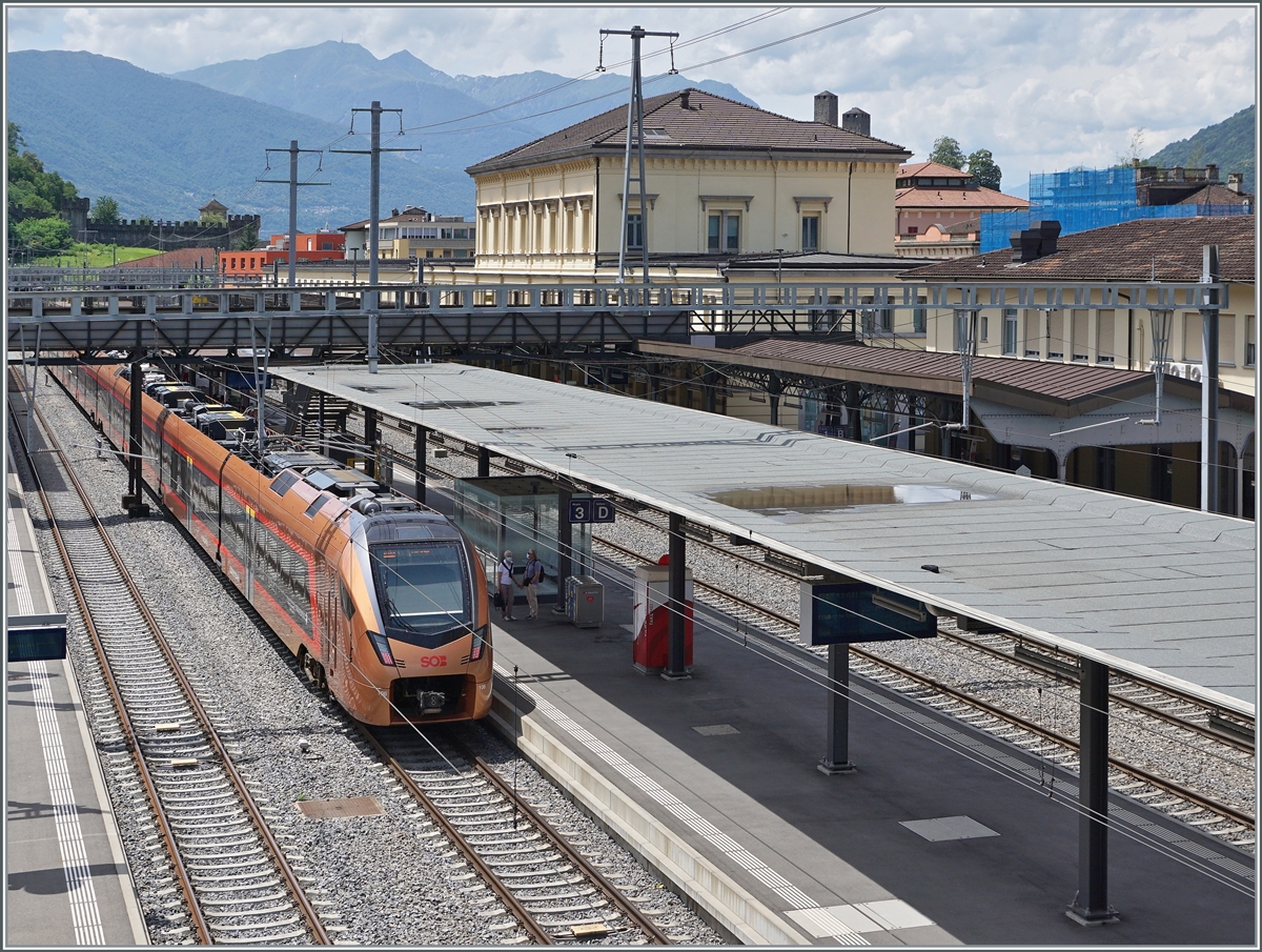 The SOB RABe 526 106/206  Treno Gottardo  on the way to Locarno in Bellinzona. 

23.06.2021