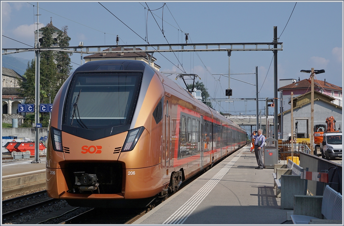 The SOB RABe 526 206-8 (UIC 94 85 7 526 206-8 CH-SOB)  TRAVERSO  by a test run in Locarno. In the future, this kind of train will runing from Locarno zu Basel SBB and Zürich HB by the Gotthard Panoramic-line (via Airolo).

15.09.2020