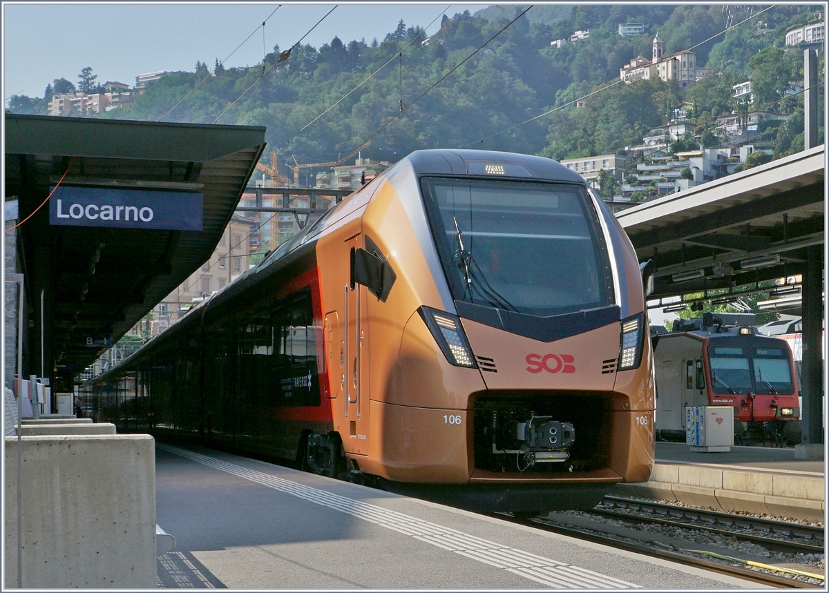 The SOB RABe 526 206-8 (UIC 94 85 7 526 206-8 CH-SOB)  TRAVERSO  by a test run in Locarno. In the future, this kind of train will runing from Locarno zu Basel SBB and Zürich HB by the Gotthard Panoramic-line (via Airolo).

15.09.2020