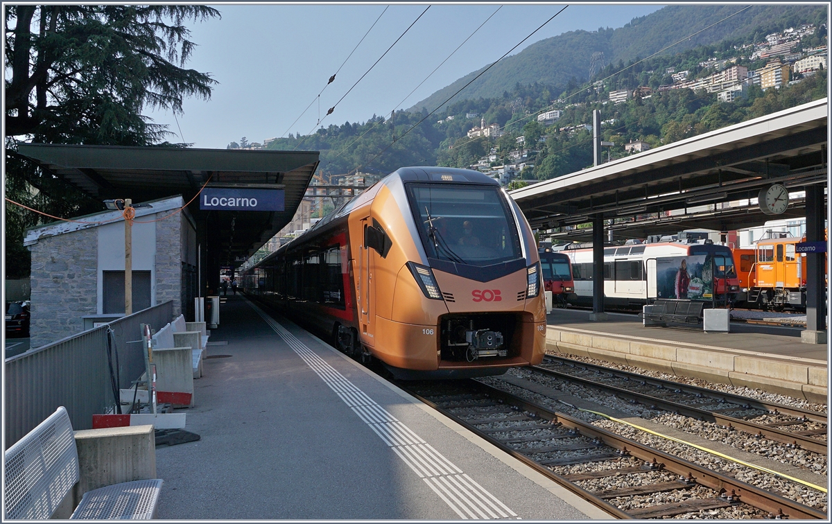 The SOB RABe 526 206-8 (UIC 94 85 7 526 206-8 CH-SOB)  TRAVERSO  by a test run in Locarno. In the future, this kind of train will runing from Locarno zu Basel SBB and Zürich HB by the Gotthard Panoramic-line (via Airolo).

15.09.2020