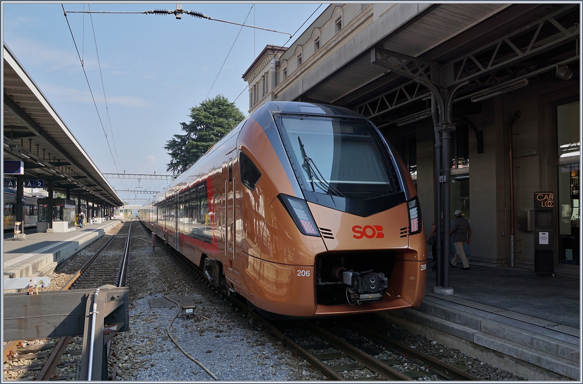 The SOB RABe 526 206-8 (UIC 94 85 7 526 206-8 CH-SOB)  TRAVERSO  by a test run in Locarno. In the future, this kind of train will runing from Locarno zu Basel SBB and Zürich HB by the Gotthard Panoramic-line (via Airolo). 

15.09.2020