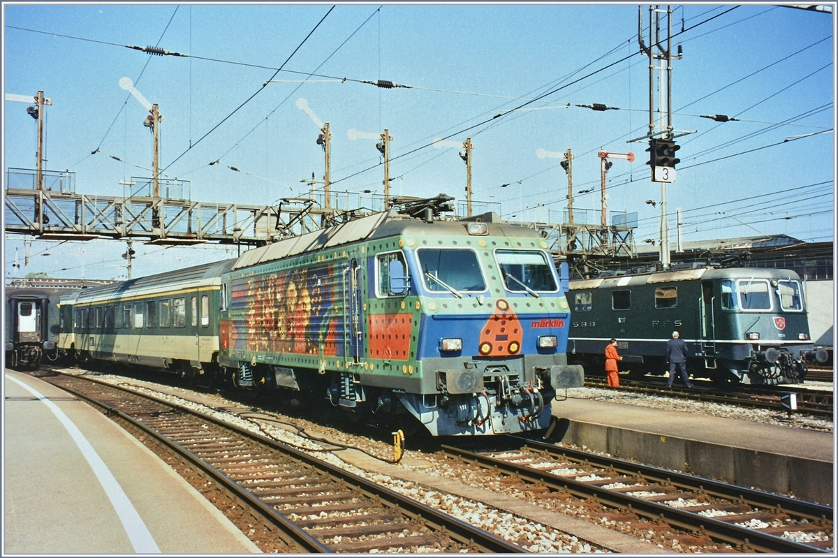 The SOB Re 446  Märklin  with a Voraplen Express in Romanshorn. 
26.09.1996