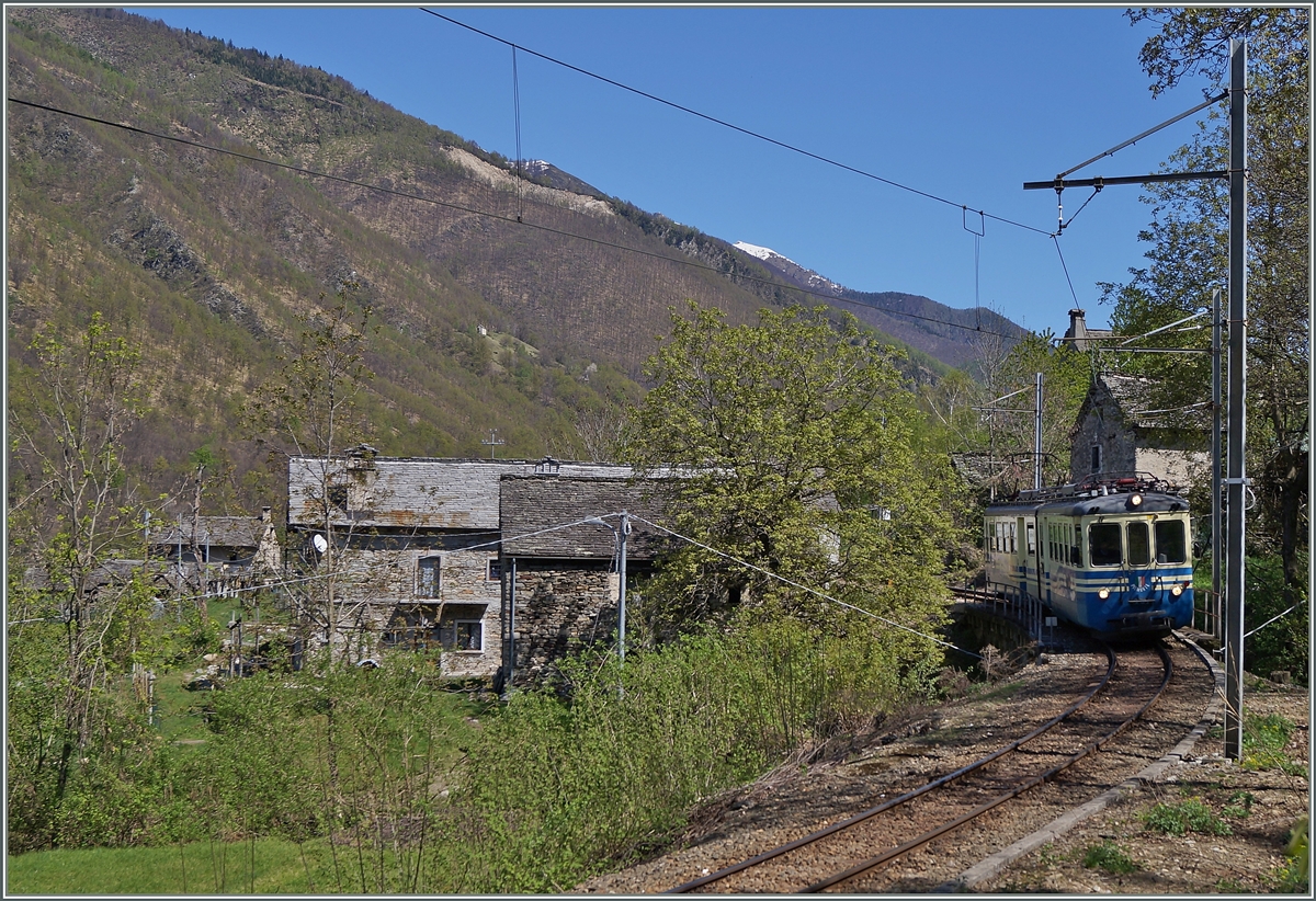 The SSIF ABe 6/6 34  Piemonte  on the way to Domodossla by Vergio.
15.04.2014