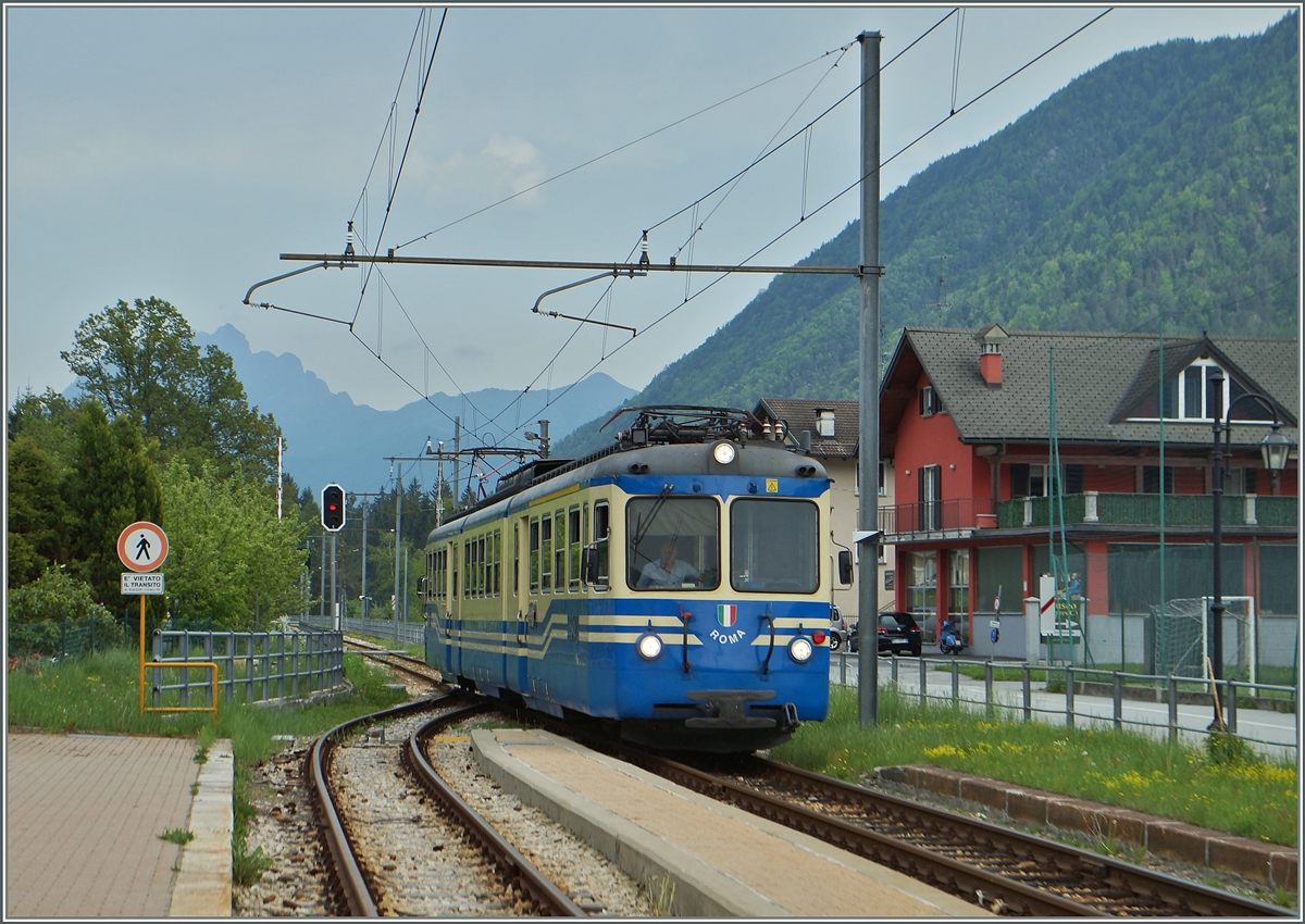 The SSIF ABe 8/8 21  Roma  is arriving at Druogno. 
13.05.2015