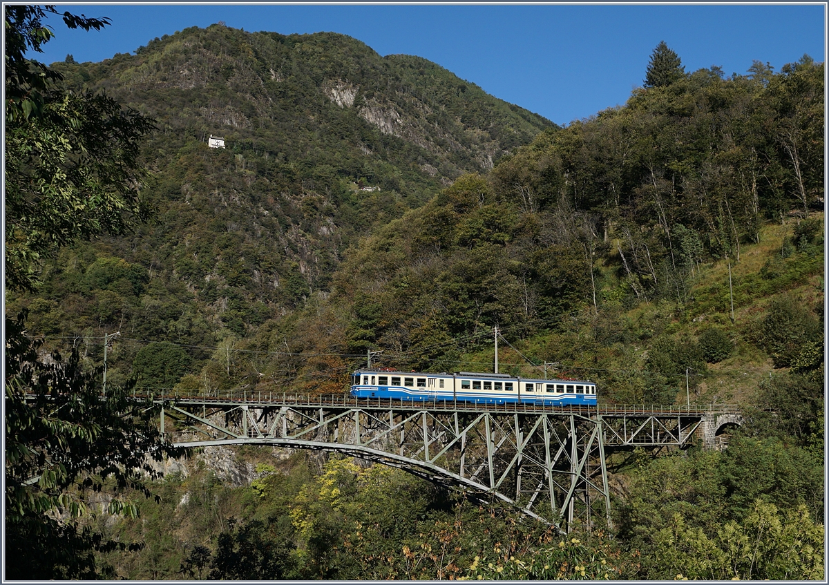 The SSIF ABe 8/8 22 Ticino on the way to Camedao by Intragna. 
02.10.2018