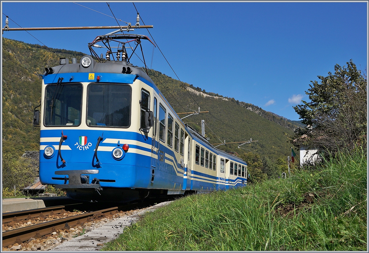 The SSIF ABe 8/8 22  Ticino  on the way to Re by his stop in Verigo. 

10.10.2019