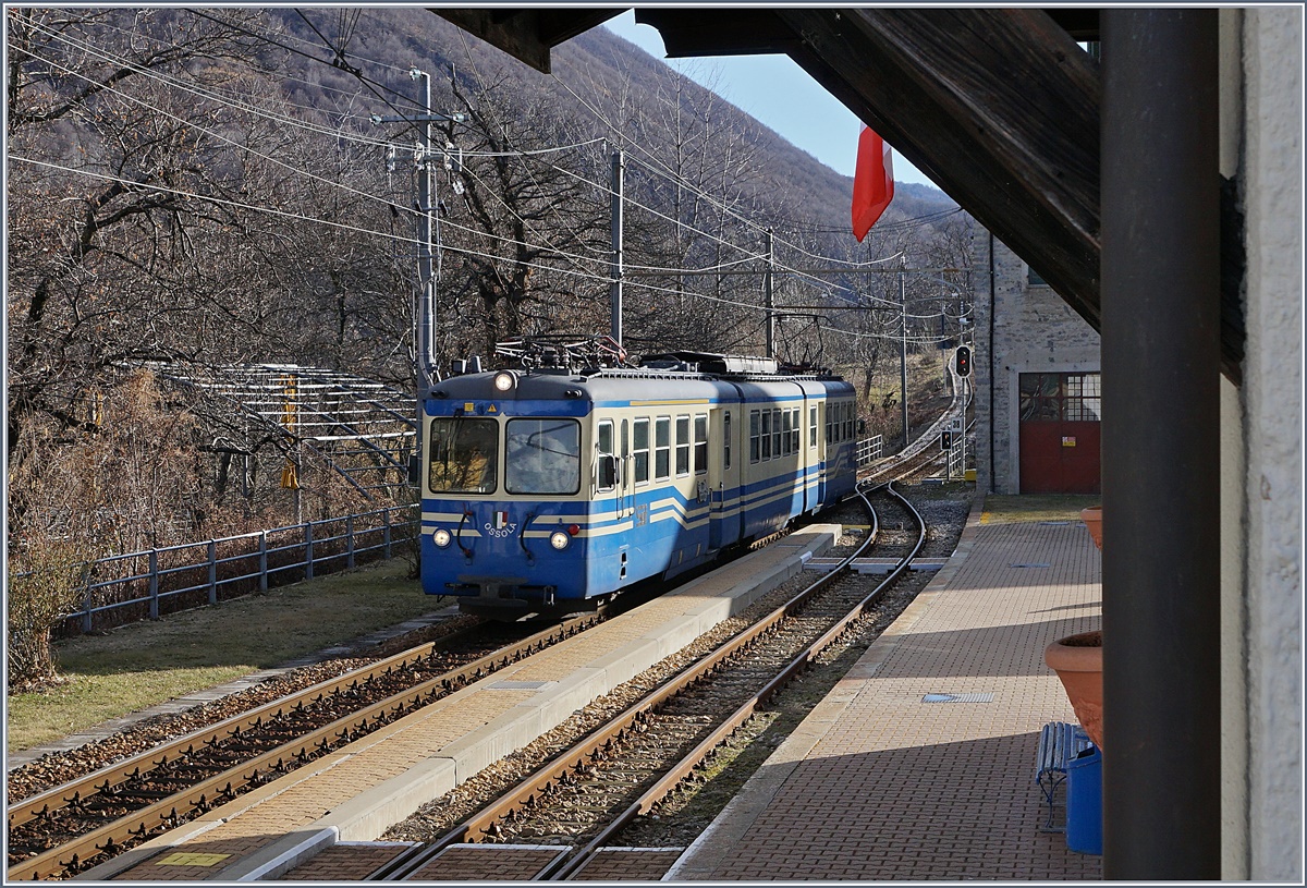 The SSIF ABe 8/8 23 Ossola is on the way from Locarno to Domodossola and is arriving at Trontano.
01.03.2017