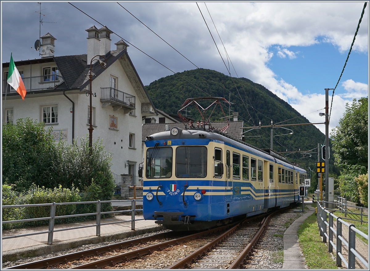 The SSIF ABe 8/8 N° 22 is leaving at the Malesco Station.

05.09.2016