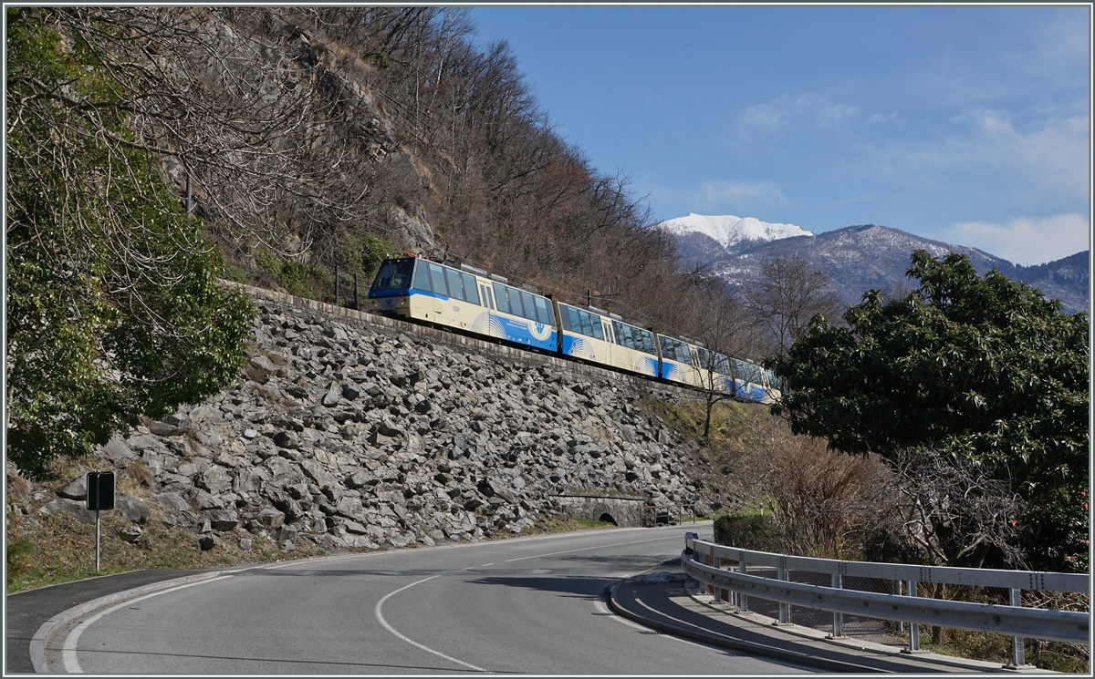 The SSIF Treno Panoramico 40 from Locarno to Domodossola by Intragna.
11.03.2016