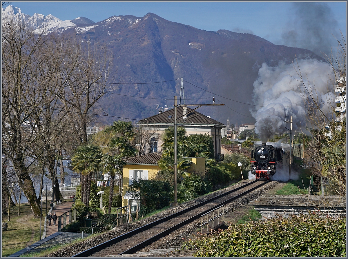 The steamer 01 202 with a long train serive to Frankfurt and Nürnberg by Muralto.
22.03.2018