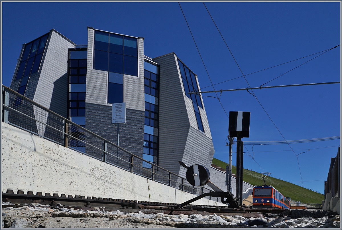 The summit: The Monte Generoso with Mario Botta's  Fiore di Pietra / Stone-Flower.
20.05.2017