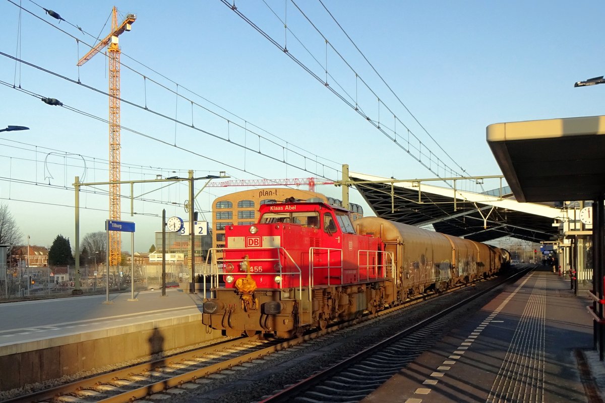 The Sun is setting while 6455 hauls a six wagons shortt freight through Tilburg on 24 February 2021.