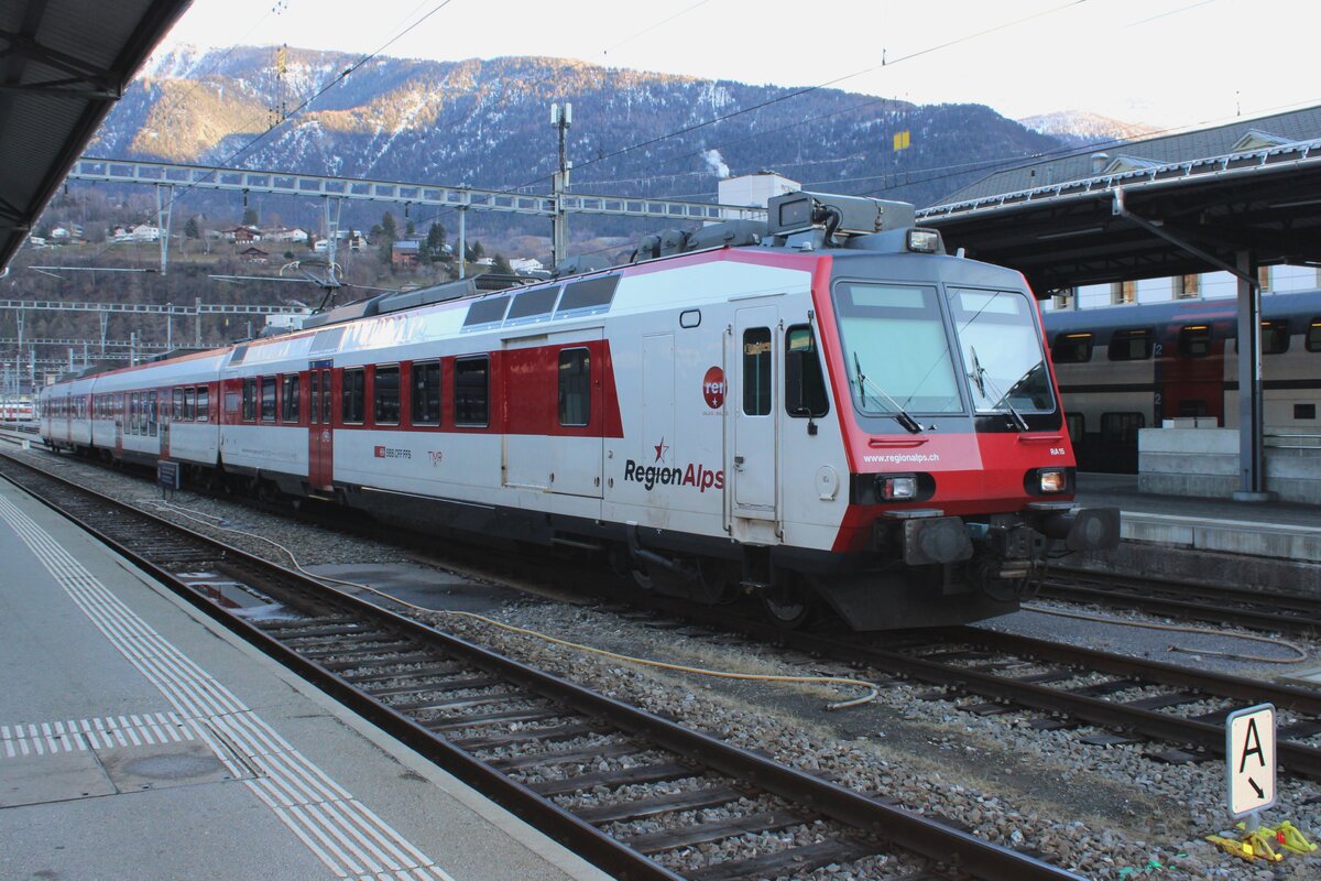 The Sun starts to set on the very first day of 2024 at Brig, whilst SBB 560 415 still oozes.