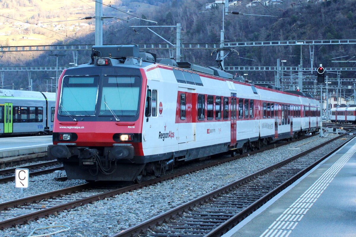 The Sun starts to set on the very first day of 2024 at Brig, whilst SBB 560 416 still oozes.