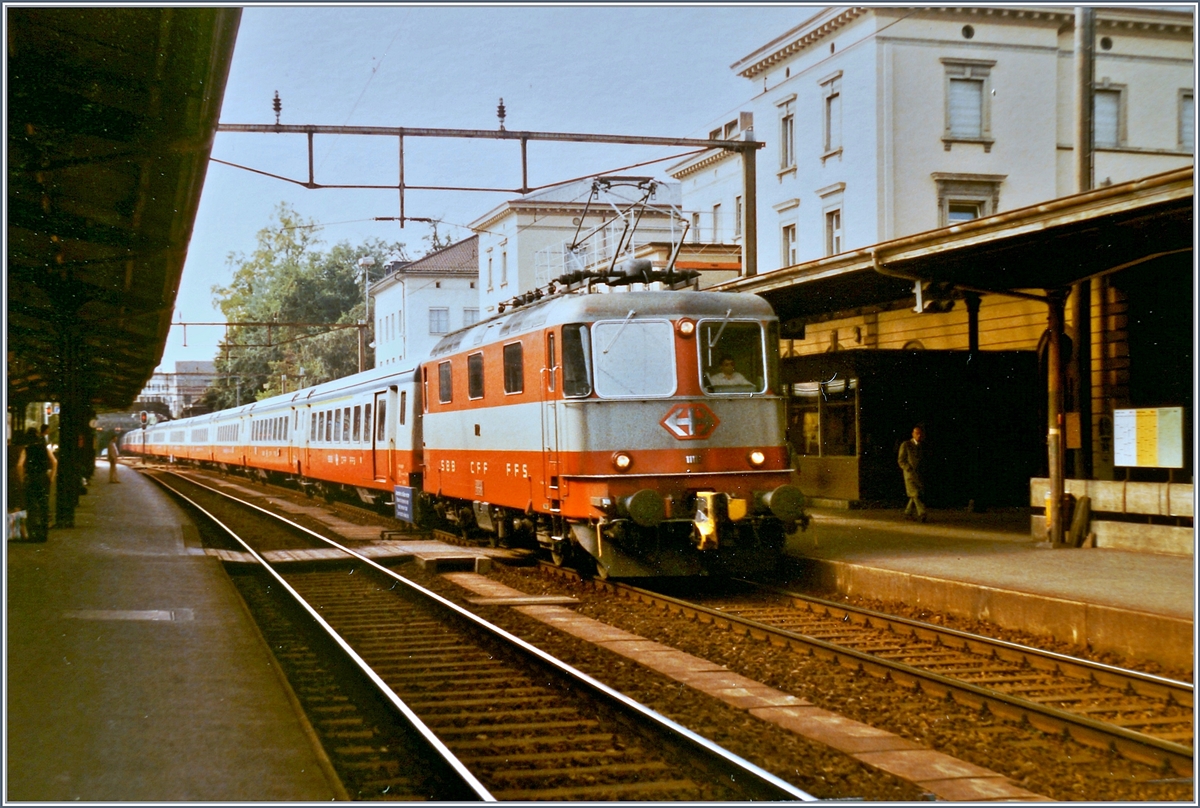 The Swiss-Express SBB Re 4/4 II 11113 with his IC 121 from Genève to St. Gallen in Aarau.

30.09.1984
