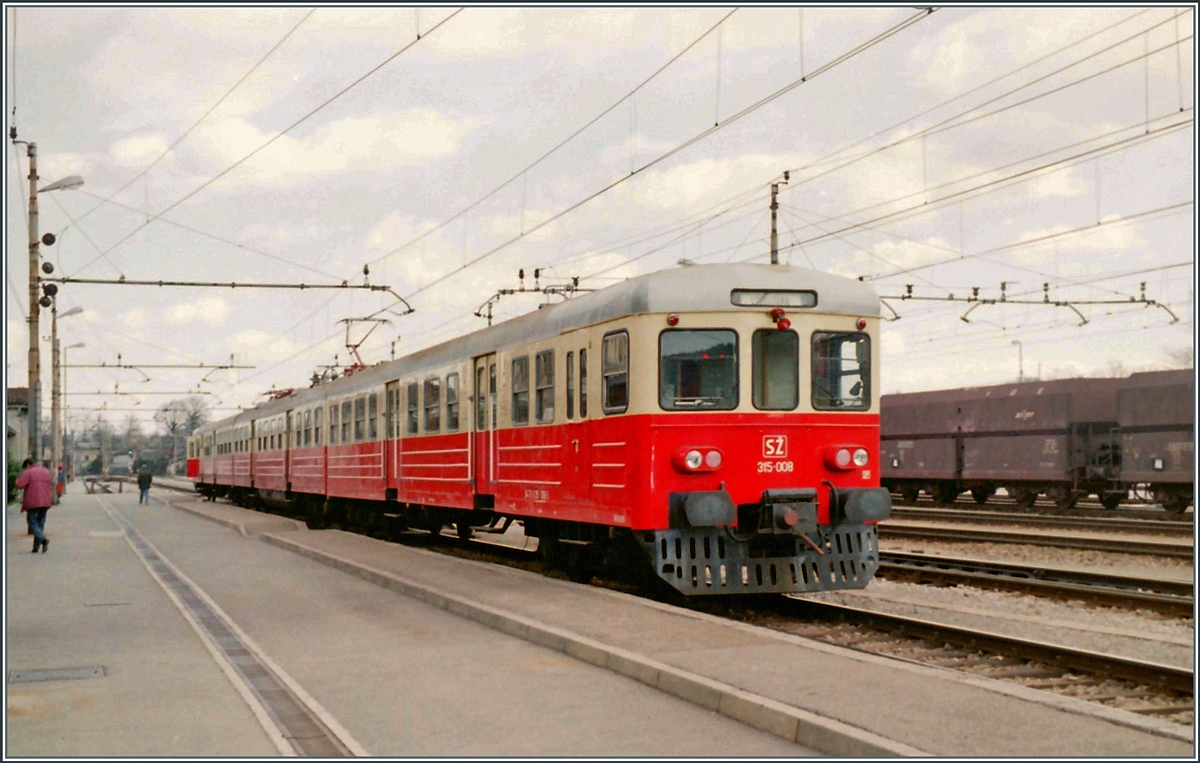 The SZ 315 008 on the way to Ljubljana in Divaca. 

29.03.1995