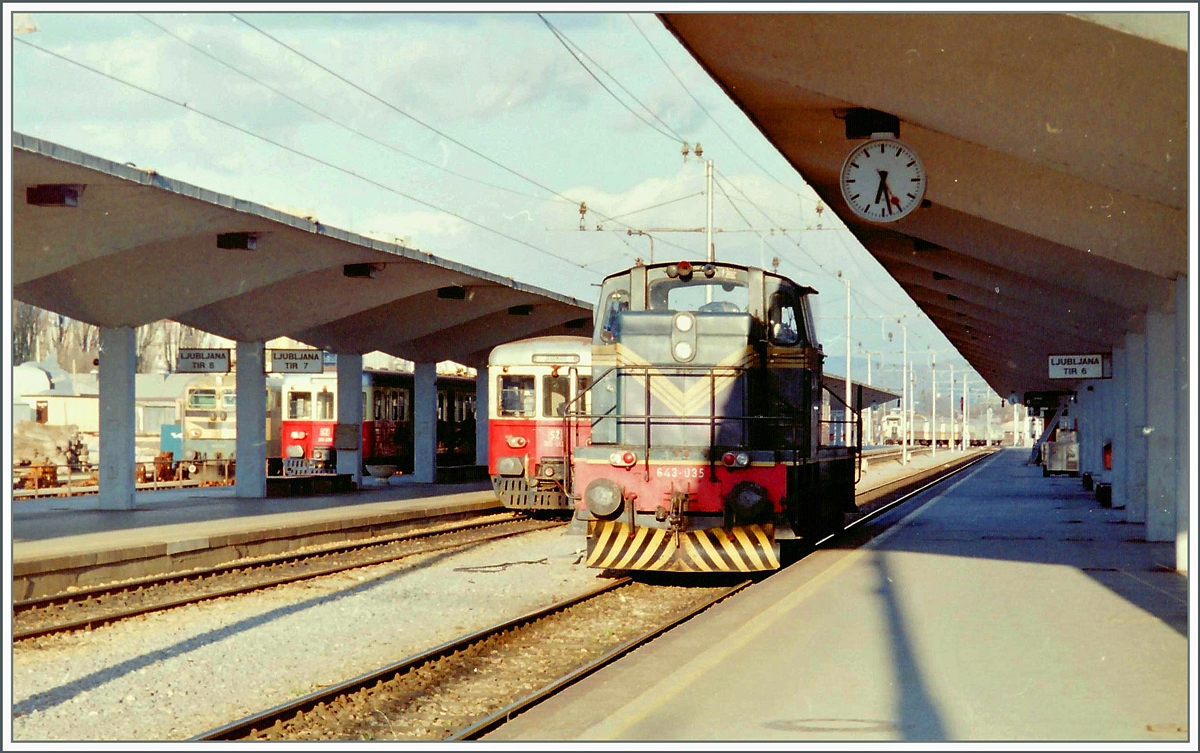 The SZ 643 035 in Ljubljana.
Analog picture from the spring 1996 