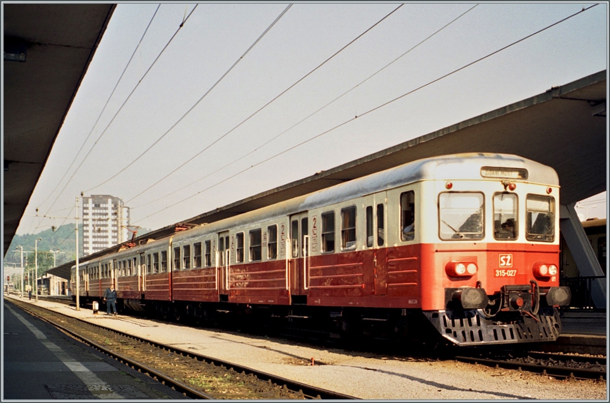 The SZ railcar 315 027 to Zidani Most is ready for departure in Ljubljana. (1200 pixel version.)

Analog photo from May 3, 2001