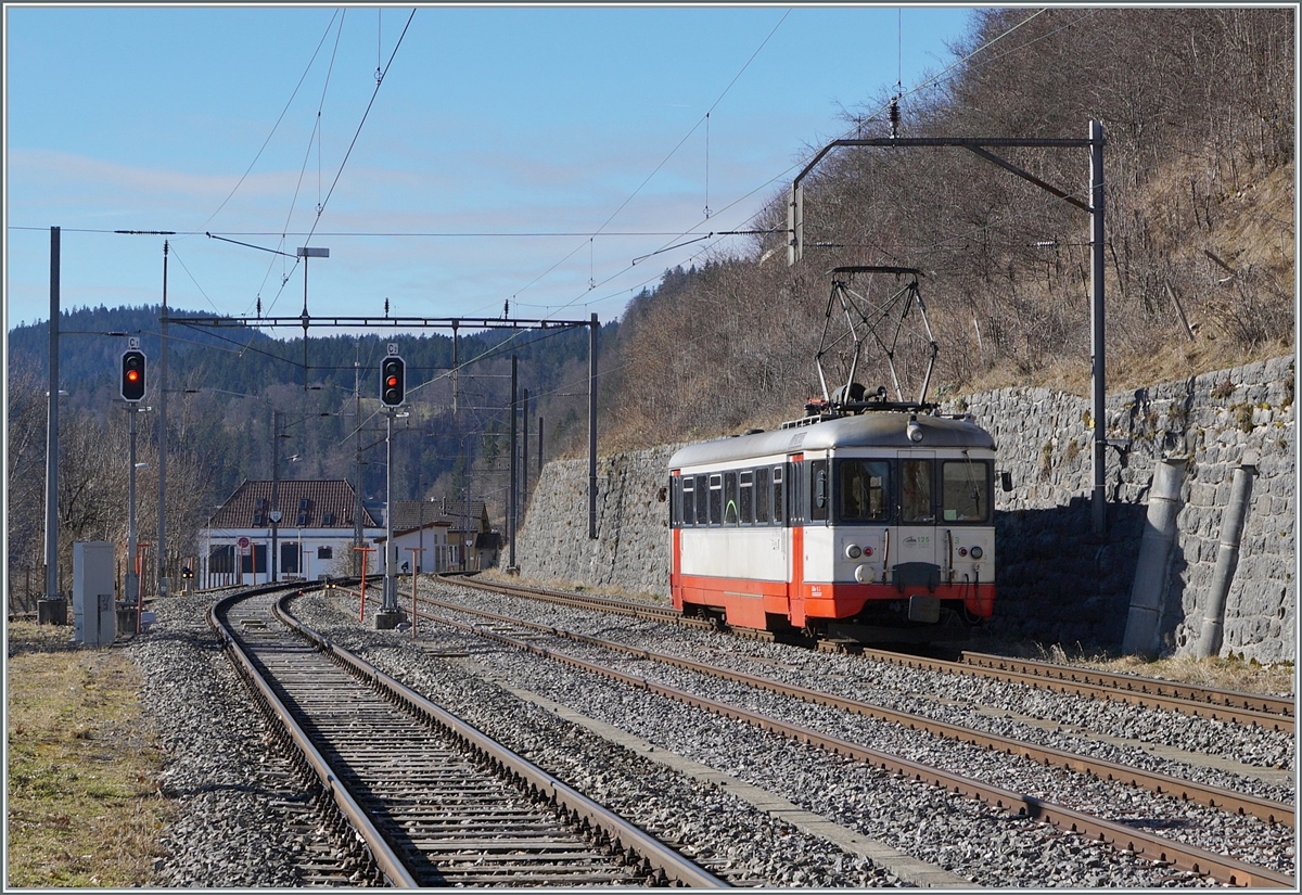 The TansN (ex cmn) BDe 4/4 N° 3 leaves Le Locle as R 24 N° 22 towards Les Brenets. The line was actually supposed to be closed at the end of 2023, but the storm damage that occurred on July 24, 23 was repaired and the railway is now scheduled to continue running until 2031.
It should be noted that the BDe 4/4 3 and 5, manufactured in Italy in 1950, have now been in use for 74 years!

February 3, 2024