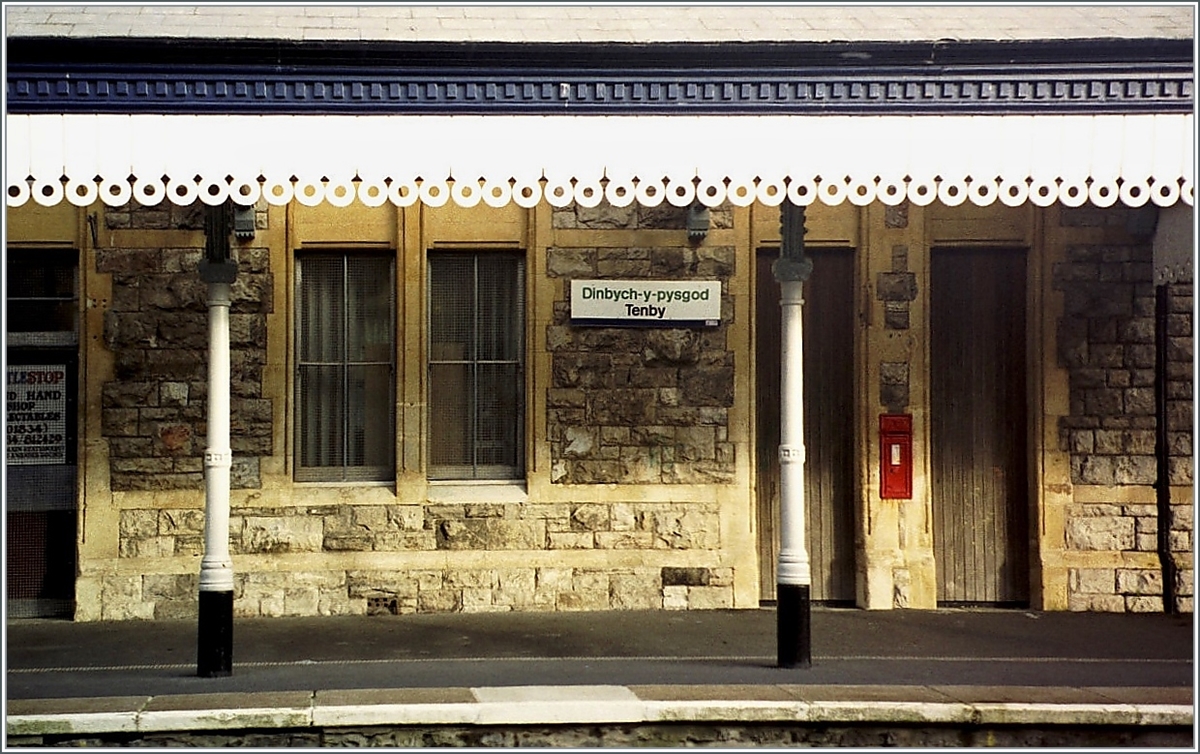 The Tenby / Dinbych-y-pysgod Station. 

analog picture 09.11.2000