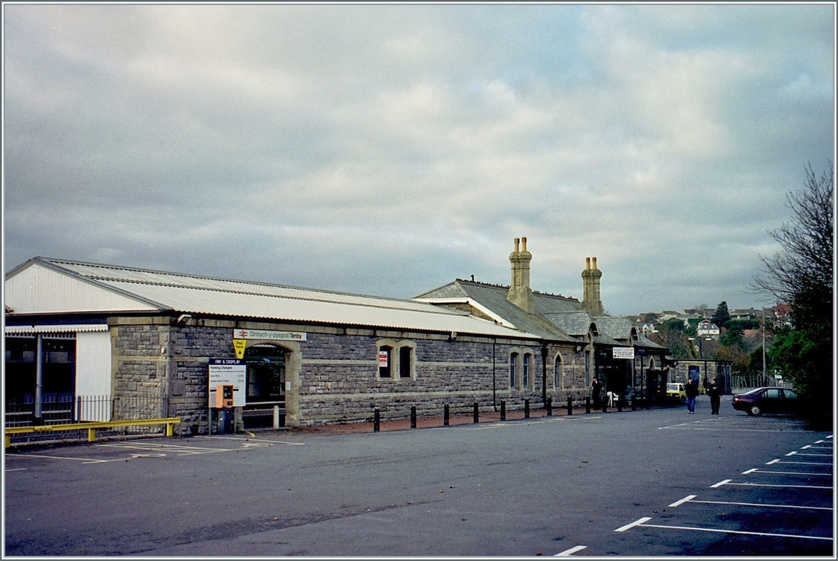 The Tenby / Dinbych-y-pysgod Station.

analog picture 09.11.2000