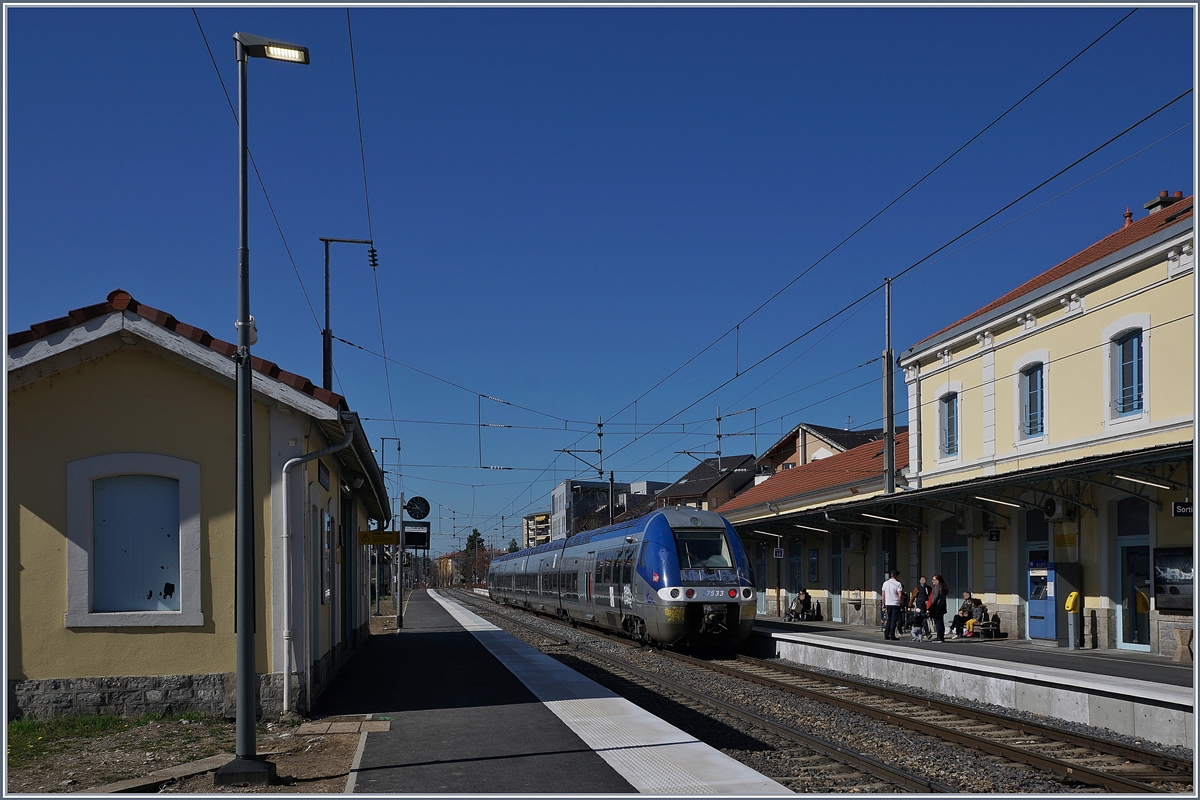 The TER 84770 (Z27533/534) from Evian to Lyon is leaving Thonon les Bains.

23.03.2019
