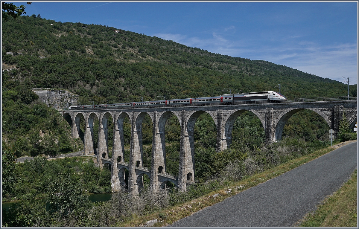 The TGV 4401 on the way from Geneva to Paris, Lyria TGV Service 9770 on the 269 meter long Cize-Bolozon Viaduct. 

17.07.2019