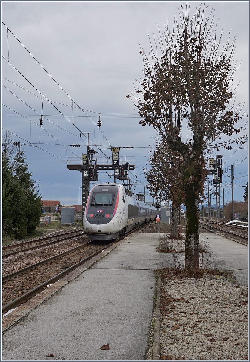The TGV 4411 from Paris to Lausanne is leaving Frasne. 

23.11.2019
