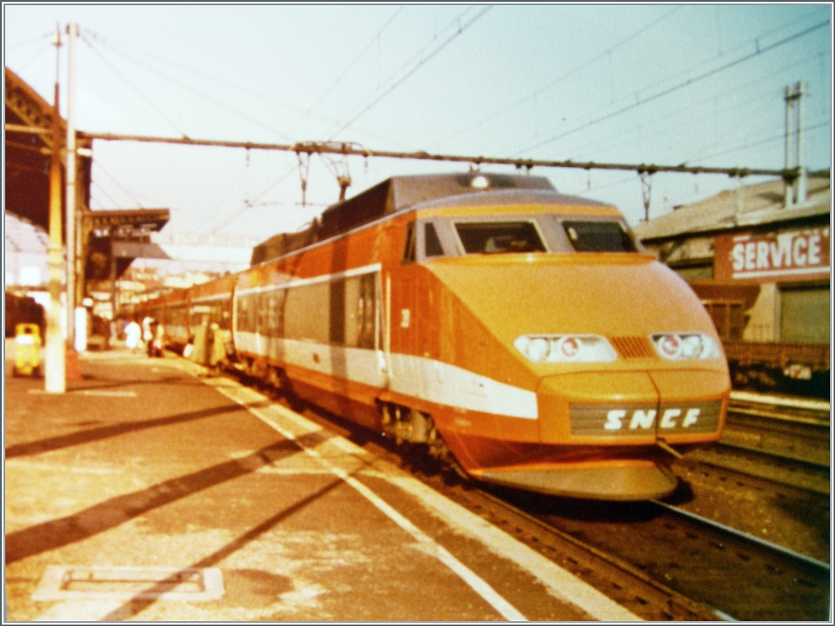 The TGV 617 from Paris Gare de Lyon to Lyon Perrache is arriving at the old Lyon Brotteaux Station.

Analog pictrue / 29.12.1982