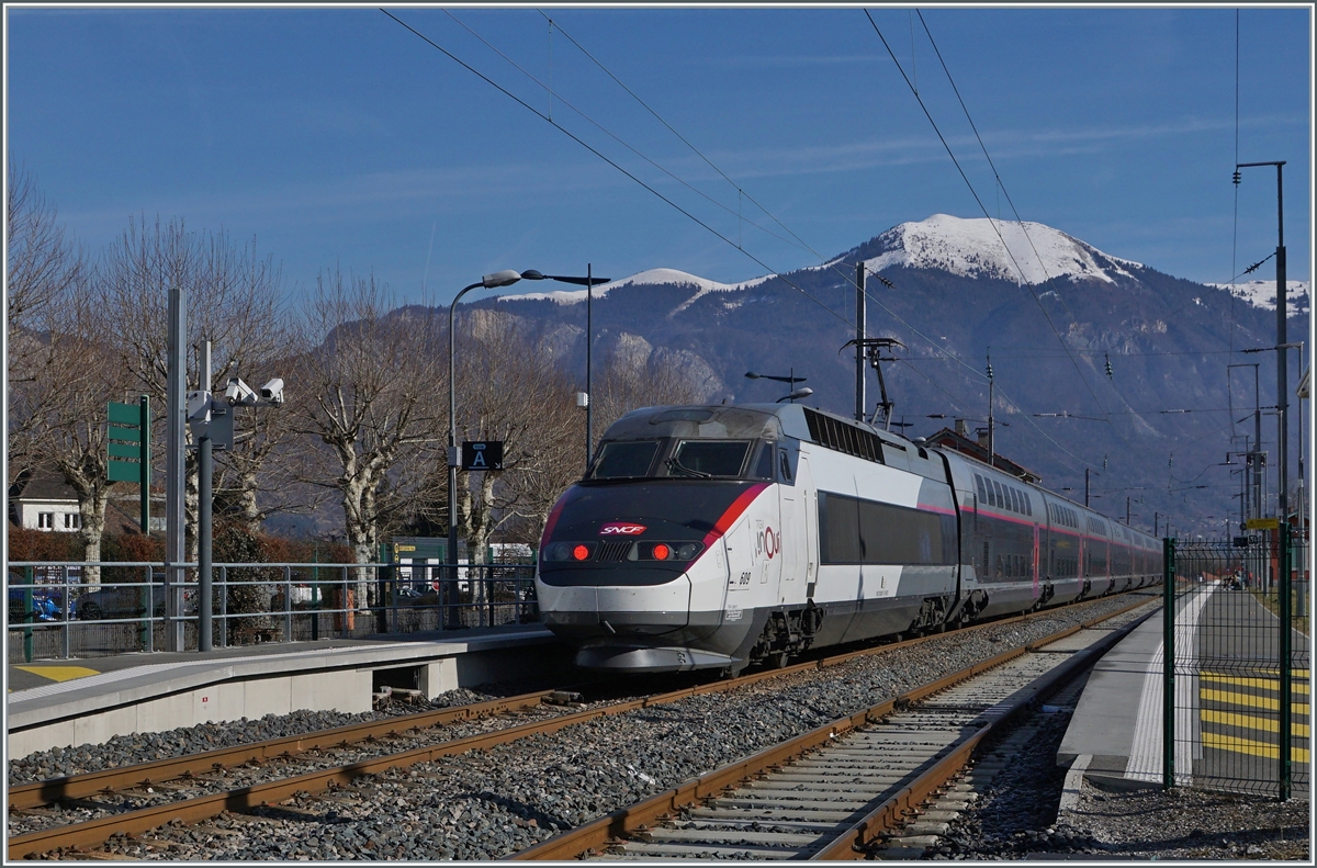 The TGV 6467 from Paris (dp 6:26) to St-Gervais-les Bains-Le Fayet (arr 12:01) with the  Duplex Réseau N° 609 in St-Pierre-en Faucigny. 

12.02.2022