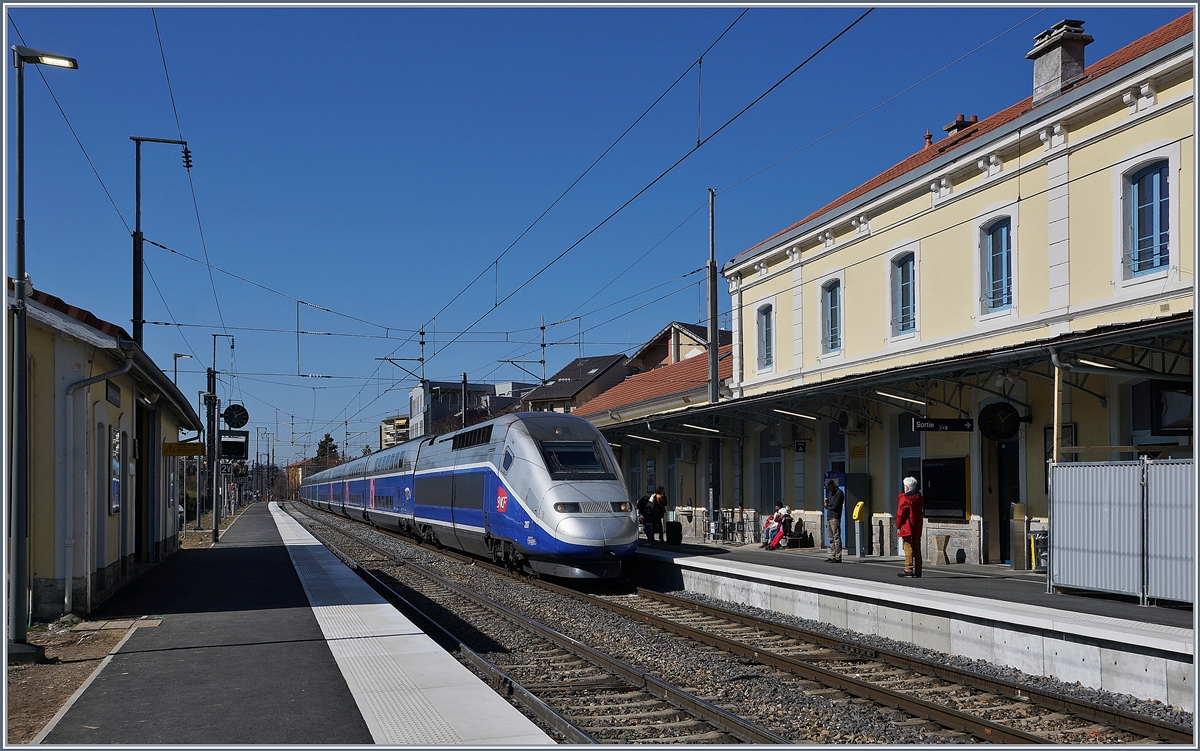 The TGV 6501 from Paris to Evian is arriving at Thonon.

23.03.2019