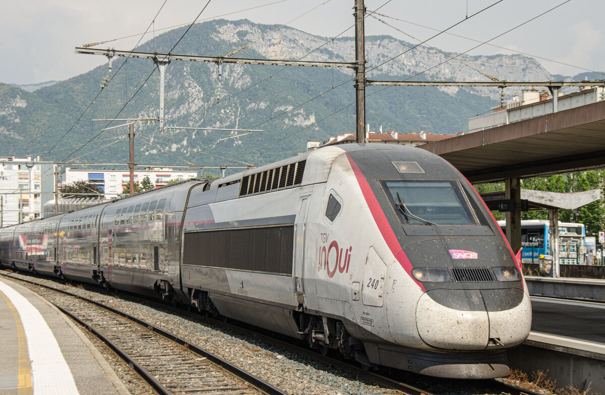 Il TGV Duplex Rame 240 è pronto per la partenza verso Parigi Gare de Lyon ad Annecy  
10.07.2026