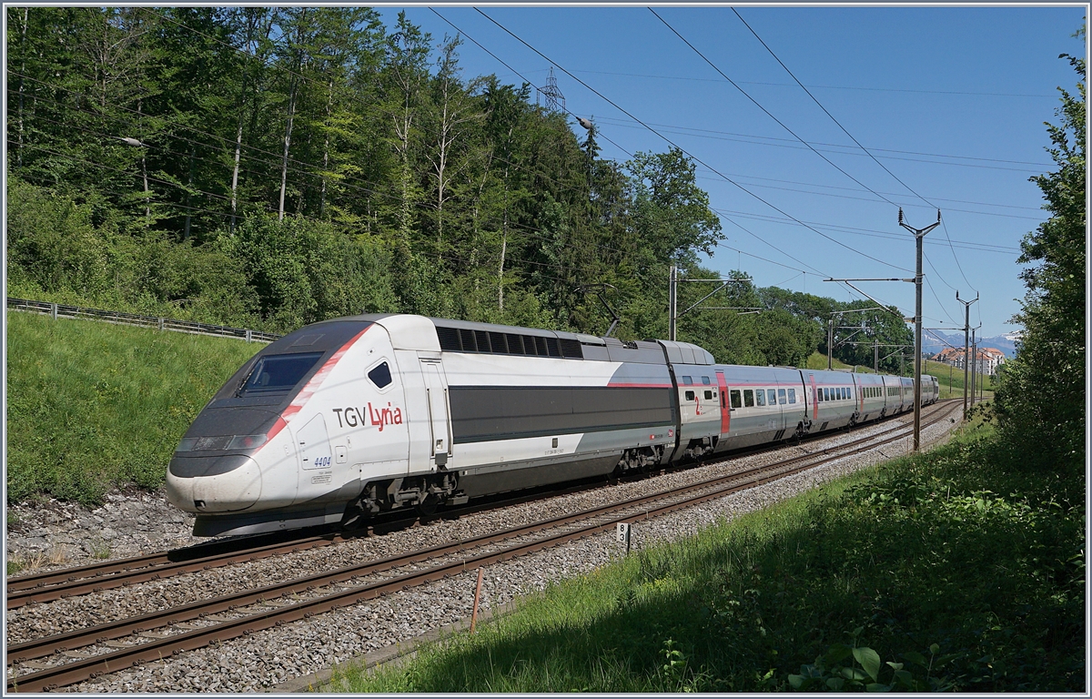 The TGV Lyria 4404 on the way to Lausanne by Bussigny.

08.06.209