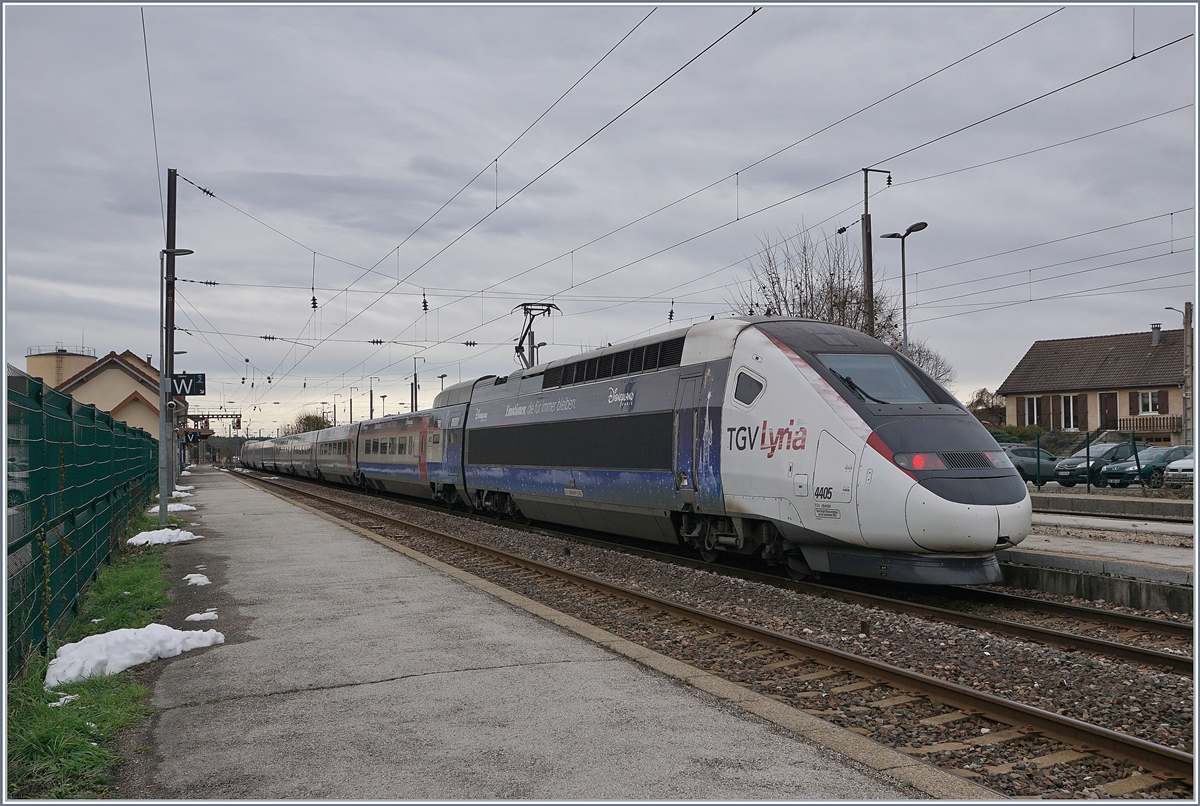 The TGV Lyria 4405 by his stop in Frasne. 

23.11.2019