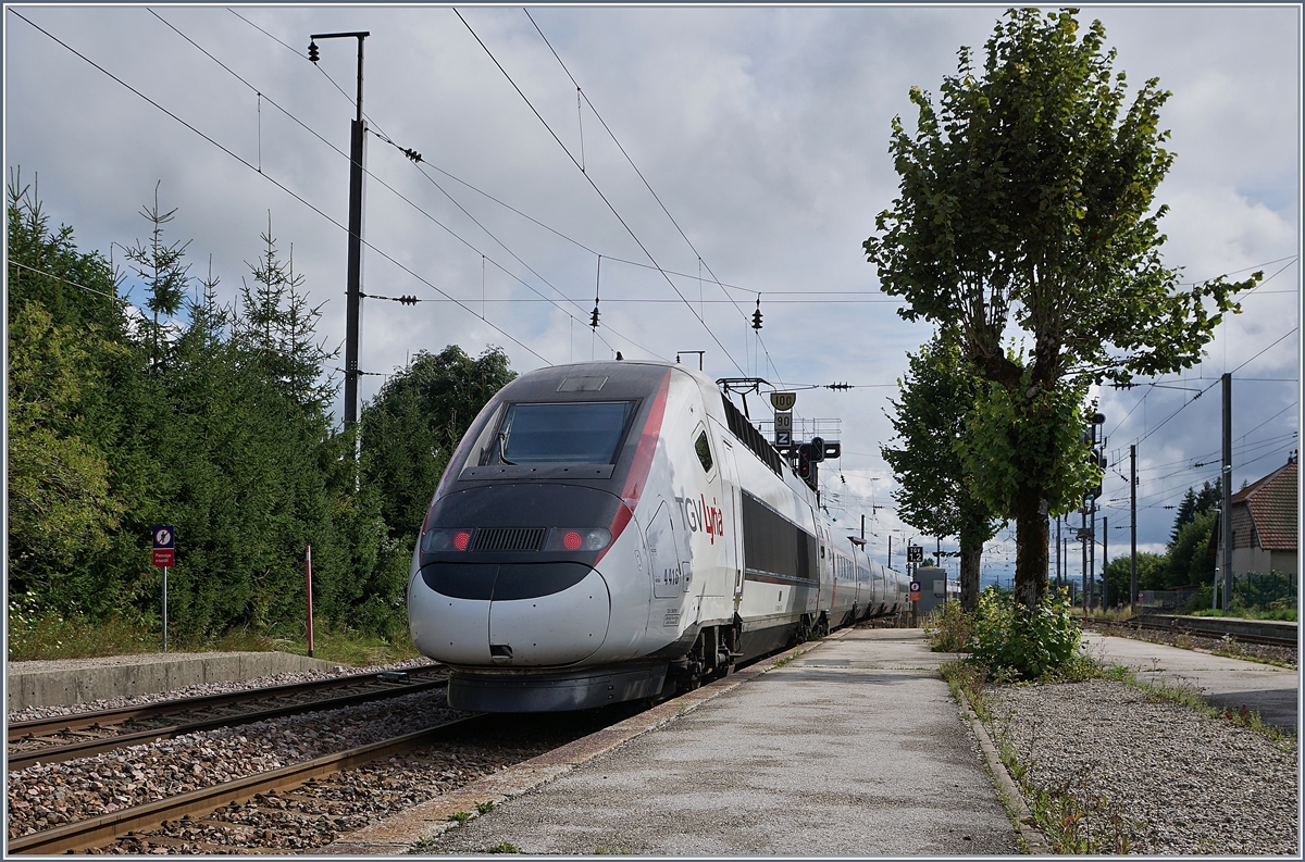 The TGV Lyria 4416 is leaving Frasne in direction of Lausanne.

13.08.2020
