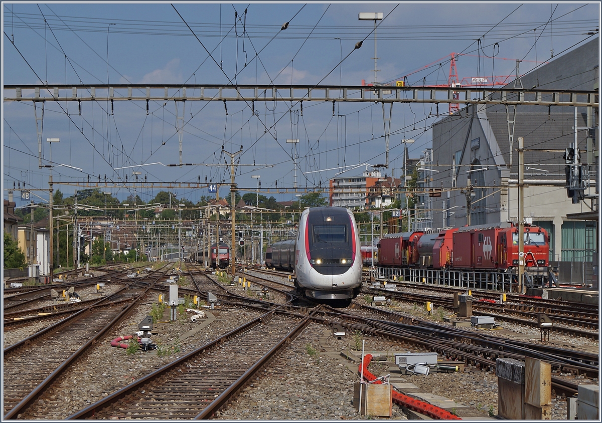 The TGV Lyria 4719 from Paris is arriving at Lausanne. 

21.07.2020