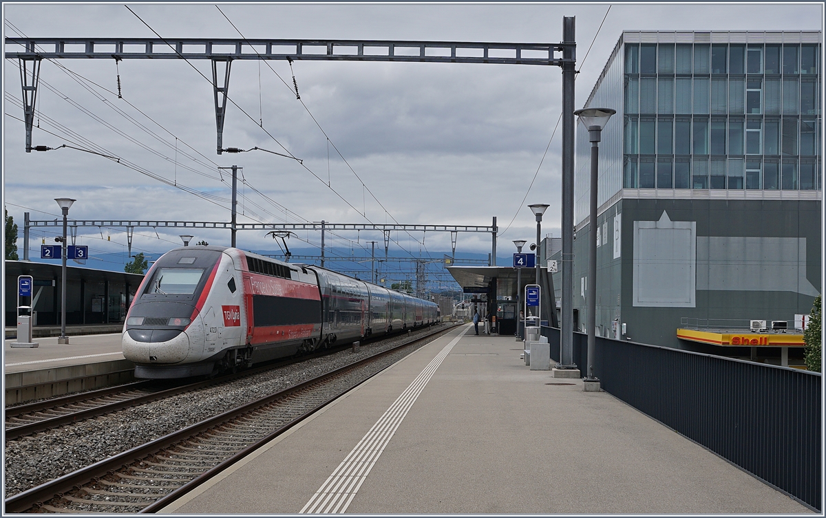 The TGV Lyria 4723 in Prilly-Malley on the way from Lausanne to Paris Gare de Lyon.

17.07.2020