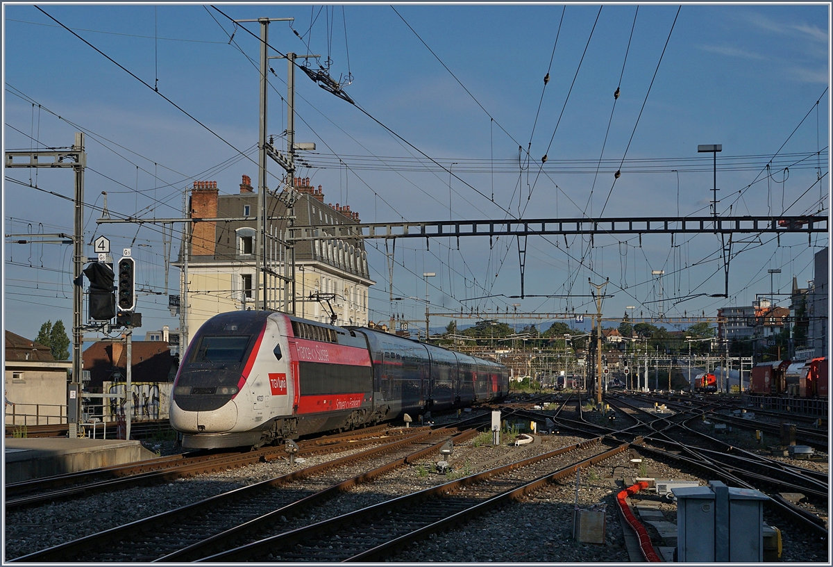 The TGV Lyria 4727 to Paris is leaving Lausanne. 

14.07.2020