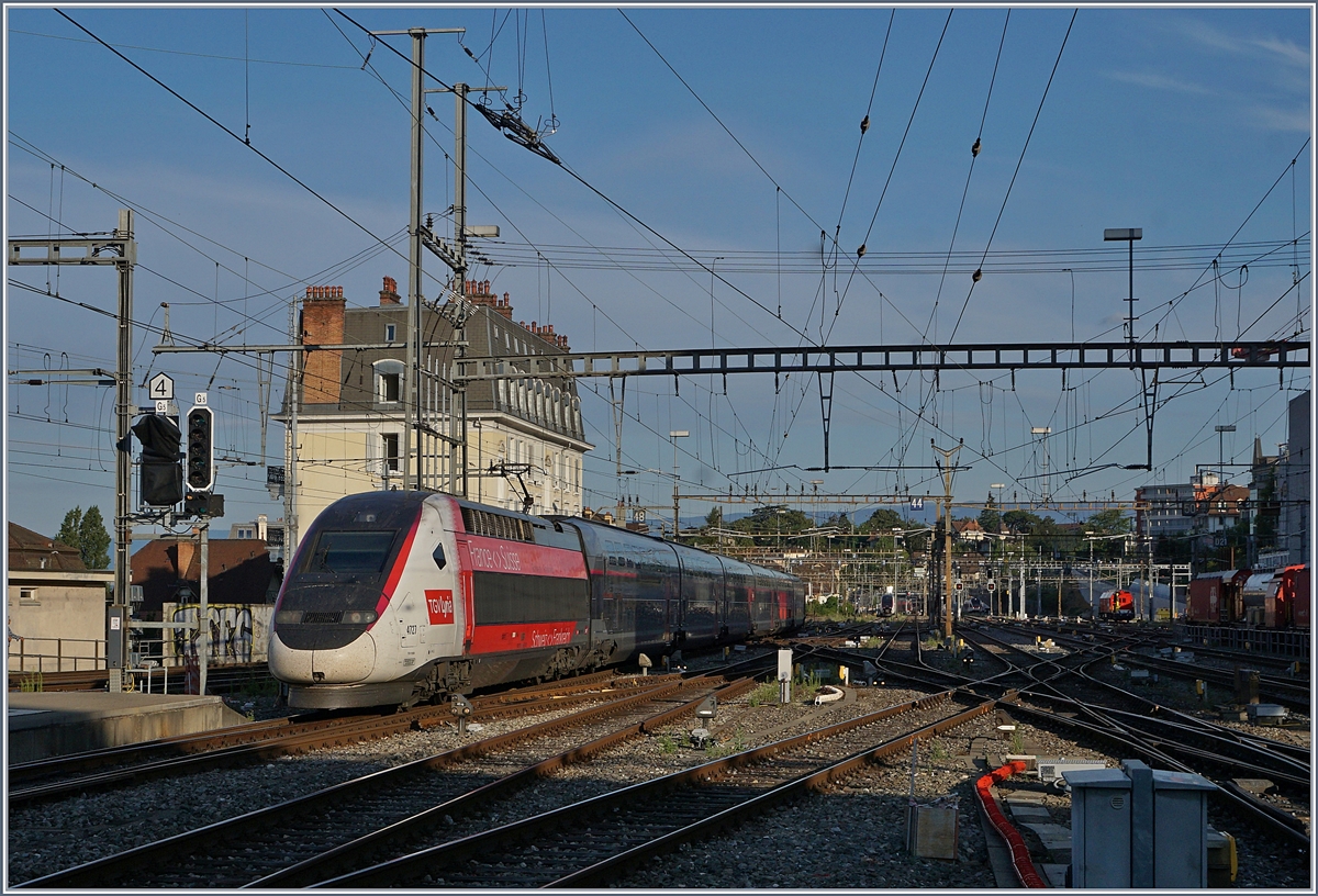 The TGV Lyria 4727 to Paris is leaving Lausanne. 

14.07.2020